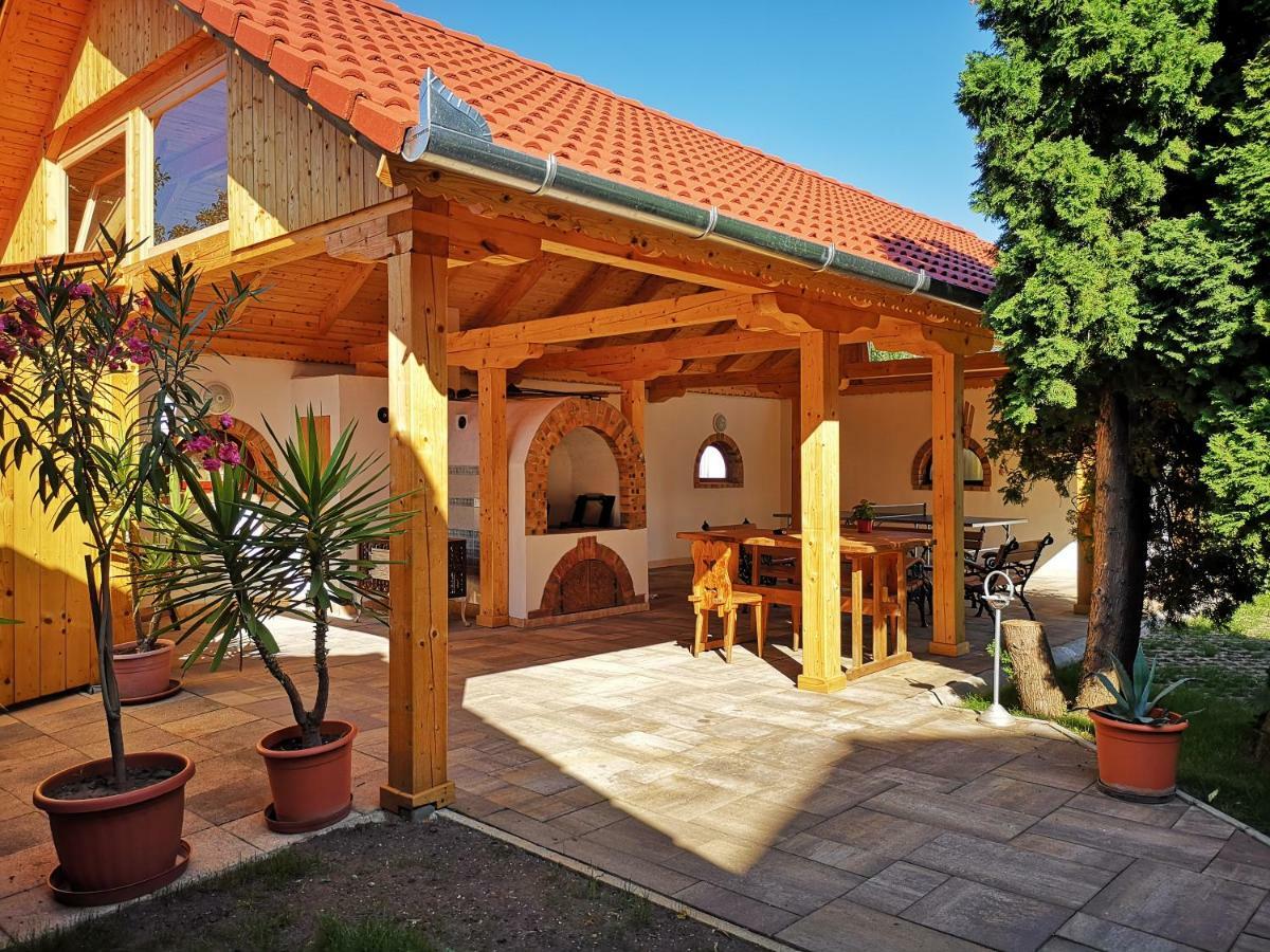 Julia Panzio Bed & Breakfast Hajdúszoboszló Екстериор снимка